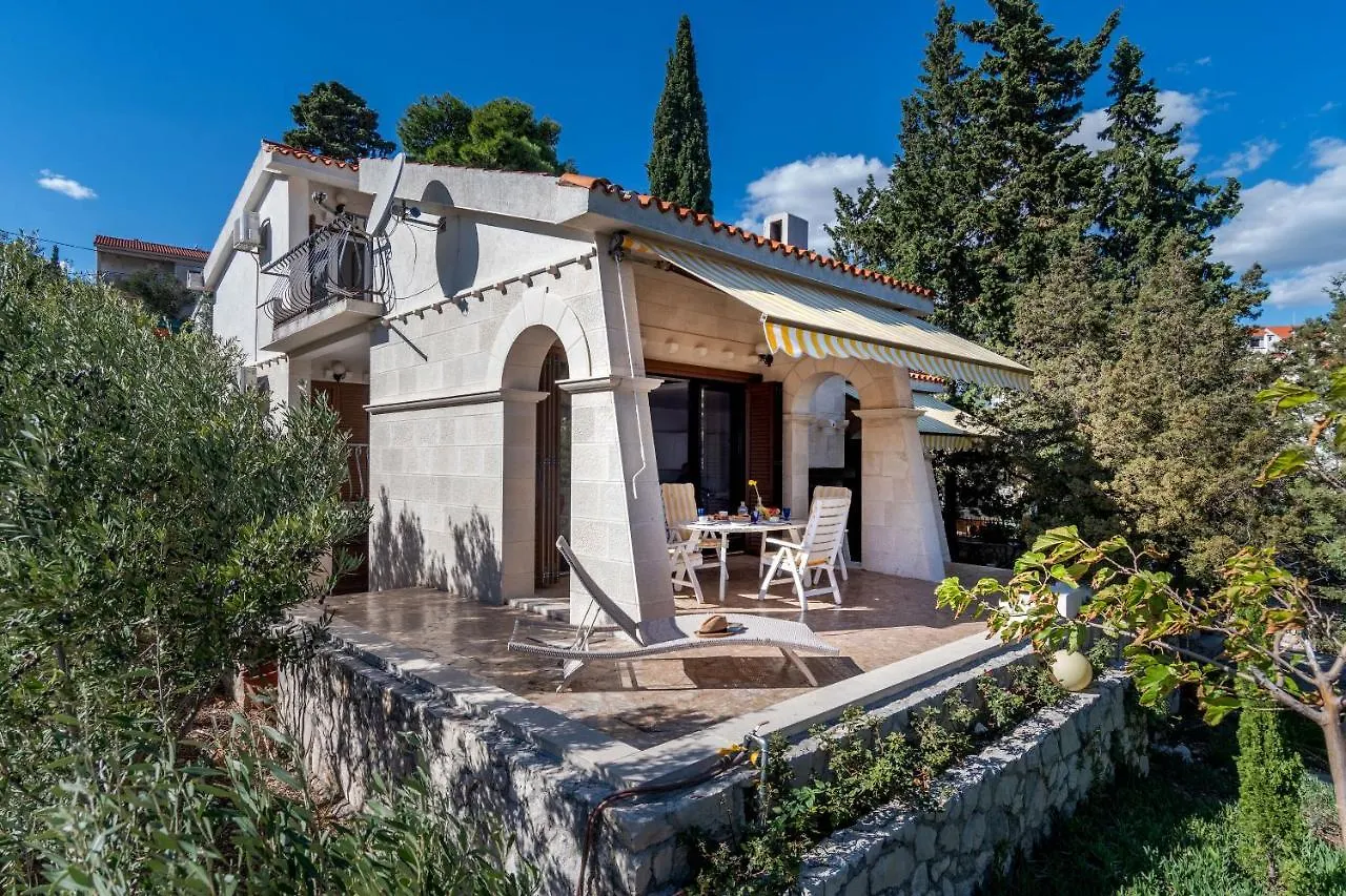 Villa Vita Trogir 0*,  Croatia